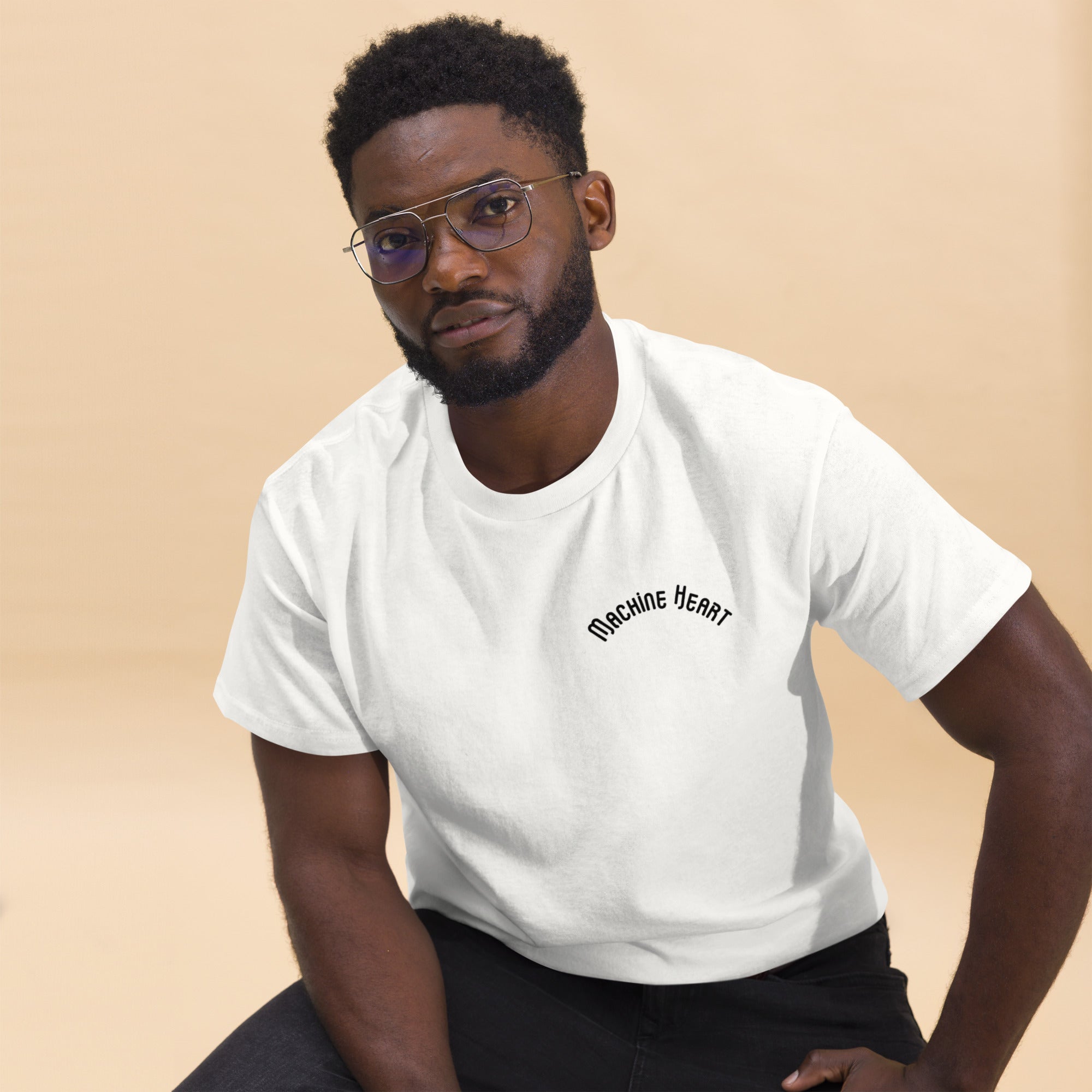 T-shirt blanc Machine Heart porté – design exclusif streetwear futuriste