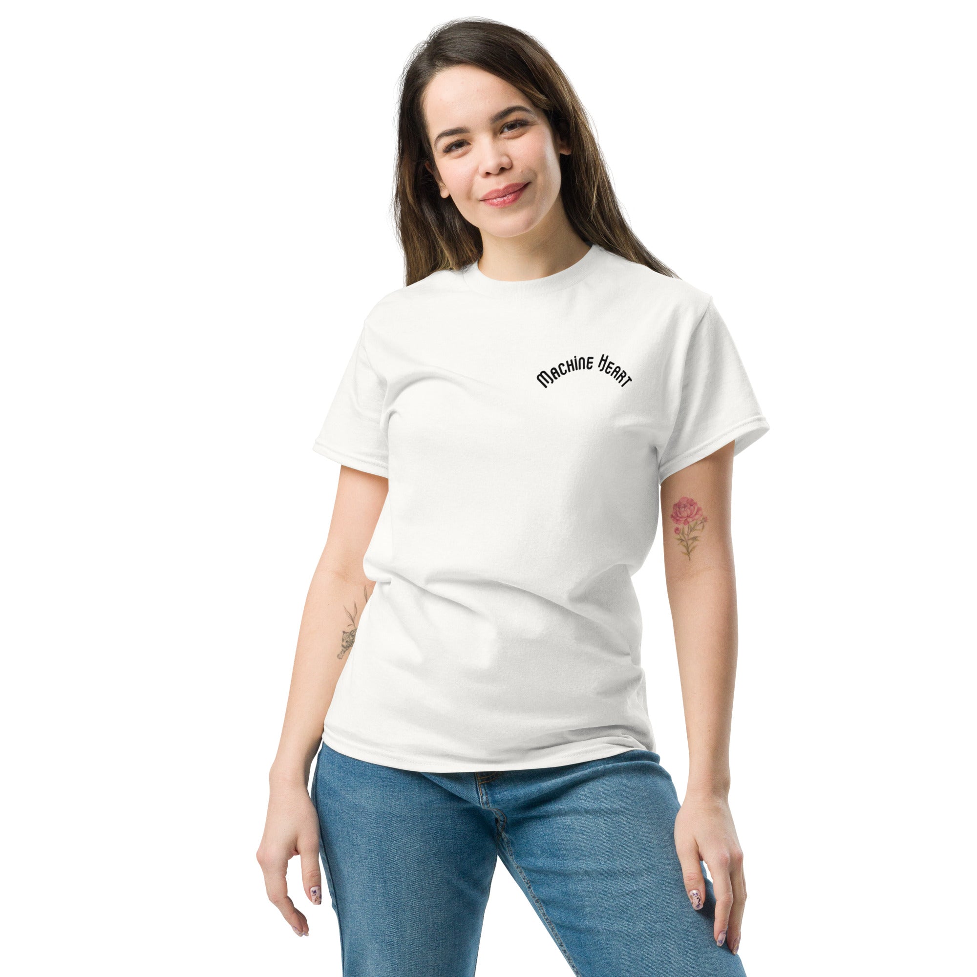 T-shirt blanc Machine Heart porté – design exclusif streetwear futuriste