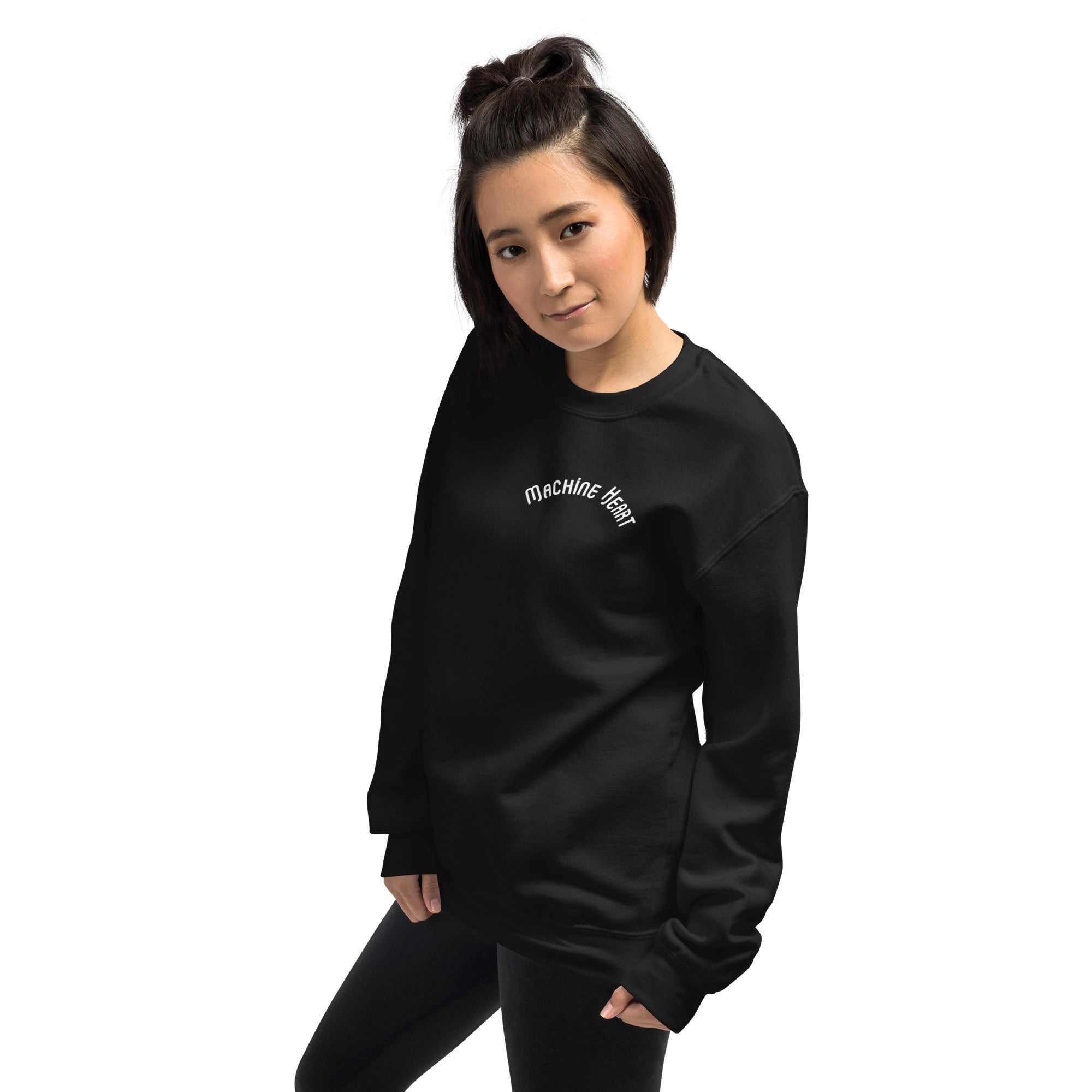 Sweatshirt noir Machine Heart porté – style streetwear futuriste unisexe