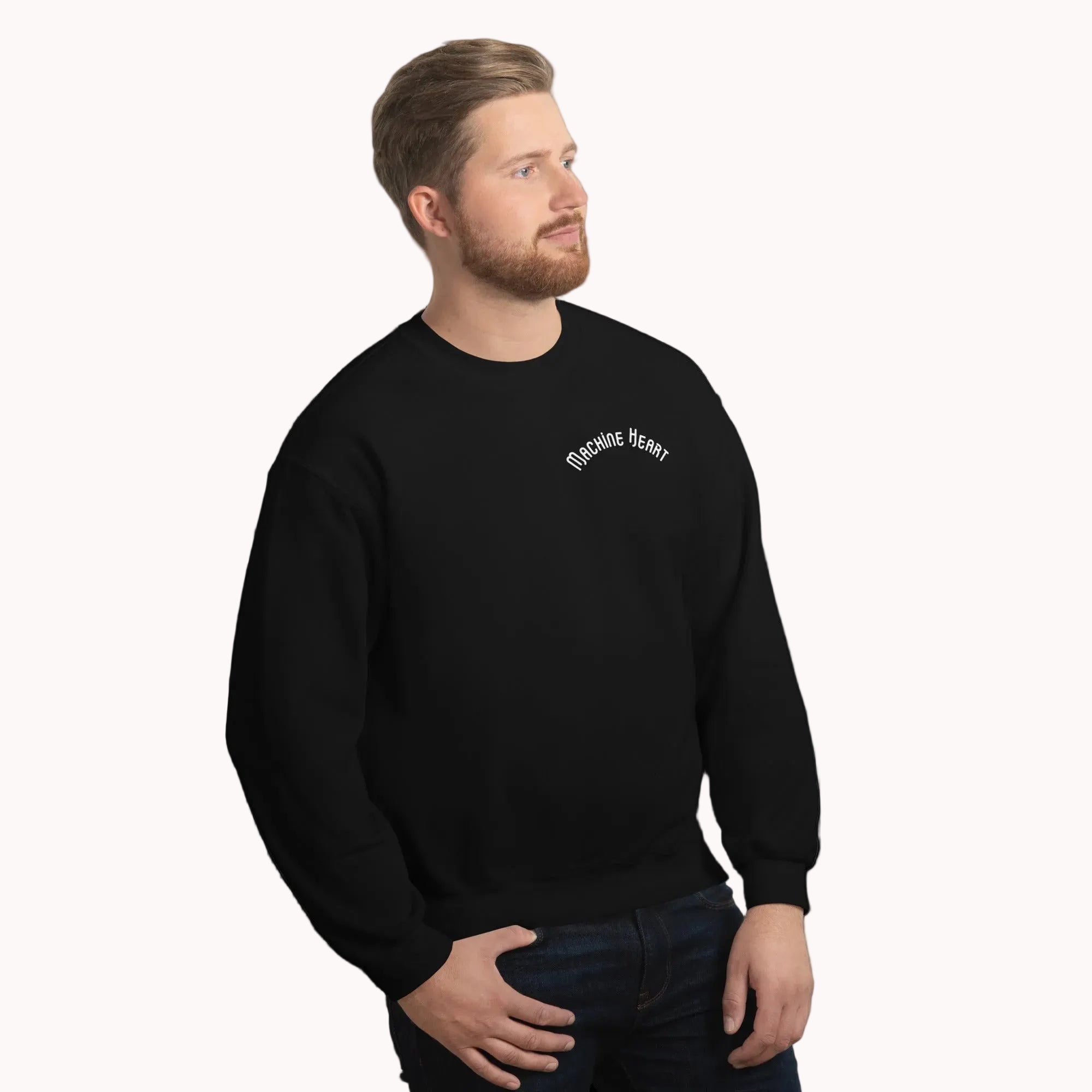 Sweatshirt noir Machine Heart porté – style streetwear futuriste unisexe