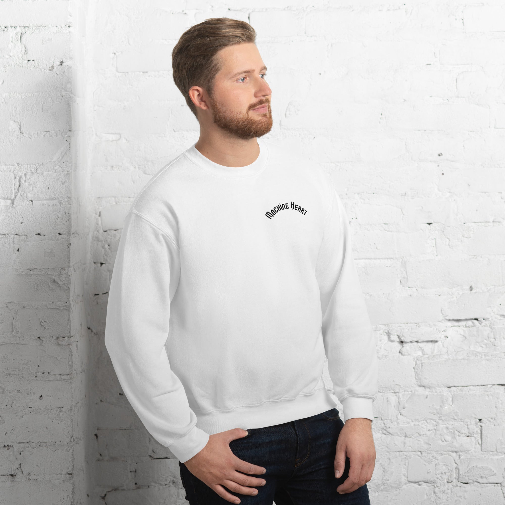 Sweatshirt blanc Machine Heart porté – style streetwear futuriste unisexe